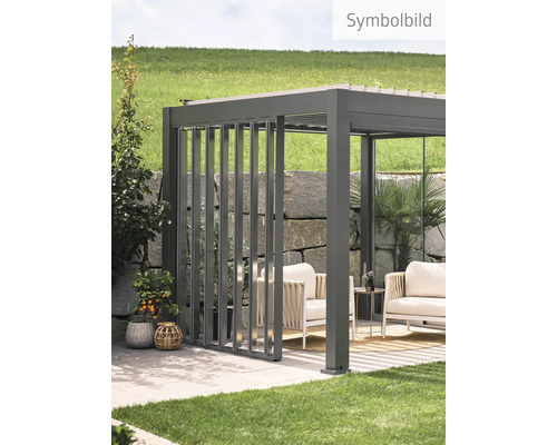 Terrassenüberdachung mit Sitzmöbeln im Garten