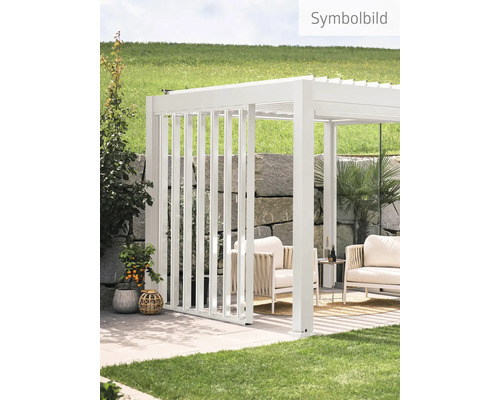 Weiße Terrassenüberdachung mit Gartenmöbeln auf der Terrasse