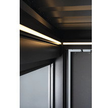 Innenansicht einer modernen Saunakabine mit Beleuchtung und Tür