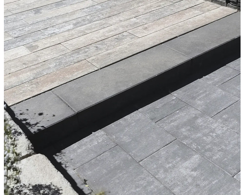 Terrasse mit Pflastersteinen und Stufen