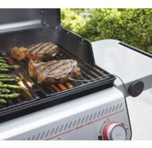 Gasgrill mit Steaks und Spargel auf dem Grillrost