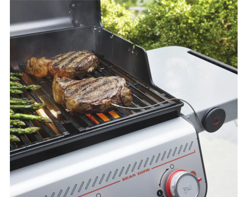 Gasgrill mit Steaks und Spargel auf dem Grillrost