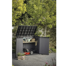 Geöffneter Geräteschuppen mit Gartengeräten