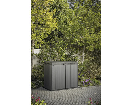 Gartenschrank aus Kunststoff im Garten