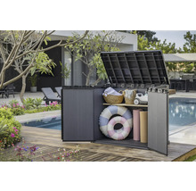 Geöffnete Aufbewahrungsbox aus Kunststoff mit Poolzubehör im Garten