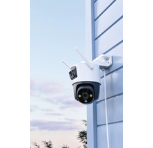 Außenüberwachungskamera mit zwei Antennen an Hauswand montiert