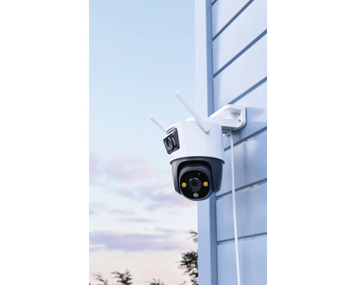 Außenüberwachungskamera mit zwei Antennen an Hauswand montiert