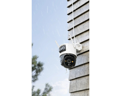 Außenüberwachungskamera an einer Hauswand im Regen