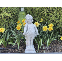 Gartenansicht mit Mädchenfigur aus Stein und gelben Narzissen