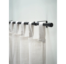 Vorhang mit Schlaufen an einer Gardinenstange