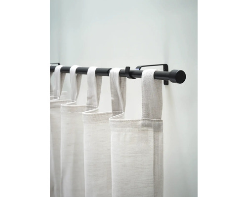 Vorhang mit Schlaufen an einer Gardinenstange