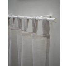 Gardinen aufgehängt an einer Gardinenstange