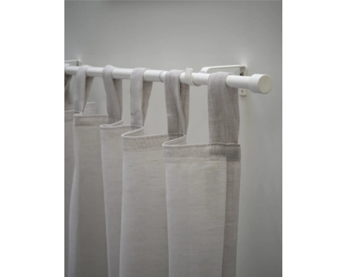 Gardinen aufgehängt an einer Gardinenstange