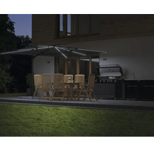 Garten mit Esstischgarnitur unter einem beleuchteten Sonnenschirm und einem Grill