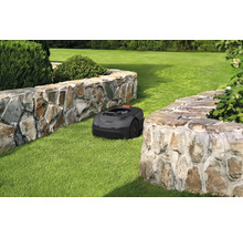 Rasenroboter auf Rasenfläche zwischen zwei Steinmauern