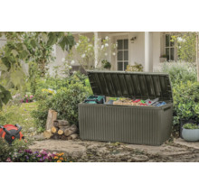 Offene Gartenbox mit Gartengeräten und Zubehör im grünen Garten