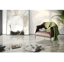 Wohnzimmer mit Sessel, Decke, Kissen, abstrakter Kunst und Tic-Tac-Toe Spiel