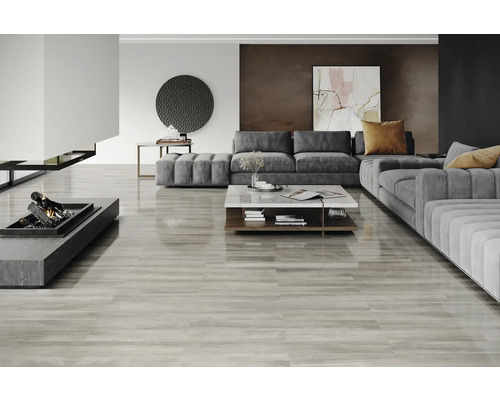 Wohnzimmer mit Sofa, Couchtisch und Kamin auf Holzboden