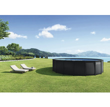 Intex Pool auf einer Wiese mit zwei Liegestühlen