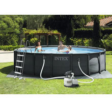 Intex Pool mit Filterpumpe und Leiter im Garten mit badenden Personen.