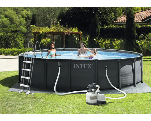 Intex Pool mit Filterpumpe und Leiter im Garten mit badenden Personen.