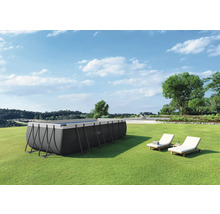Aufstellpool im Garten mit zwei Liegestühlen und Intex Logo