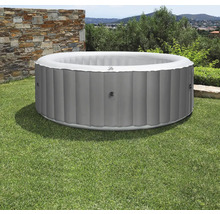 Aufblasbarer runder Whirlpool im Garten