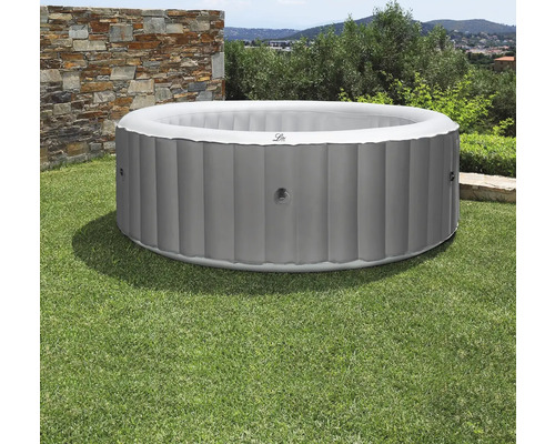Aufblasbarer runder Whirlpool im Garten