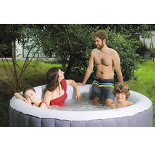 Familie entspannt in einem aufblasbaren Whirlpool im Garten.