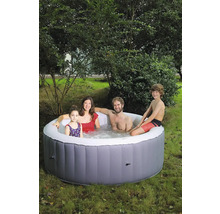 Familie entspannt in einem aufblasbaren Whirlpool im Garten.