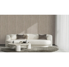 Wohnzimmer mit Holzpaneelwand, Sofa und Tisch
