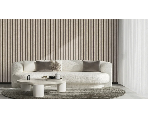 Wohnzimmer mit Holzpaneelwand, Sofa und Tisch