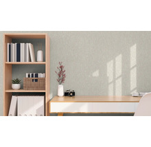 Dekorative Vliestapete im Arbeitszimmer mit Regalen und Schreibtisch.