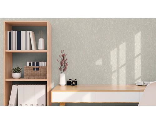 Dekorative Vliestapete im Arbeitszimmer mit Regalen und Schreibtisch.