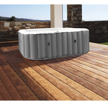 Aufblasbarer Whirlpool auf einer Holzterrasse