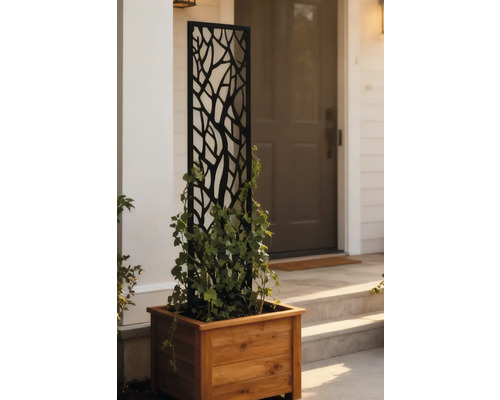 Holzpflanzgefäß mit Rankgitter vor einem Haus