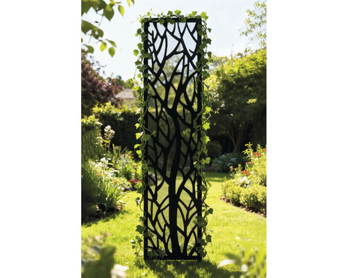 Dekorative Gartentrennwand mit Pflanzenmuster, die in einem grünen Garten steht.