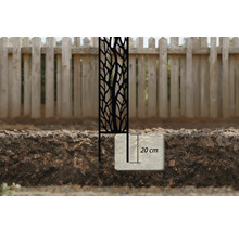 Dekorative Gartenzaunblende aus Metall mit Baummuster, befestigt in einem 20 Zentimeter Betonfundament.