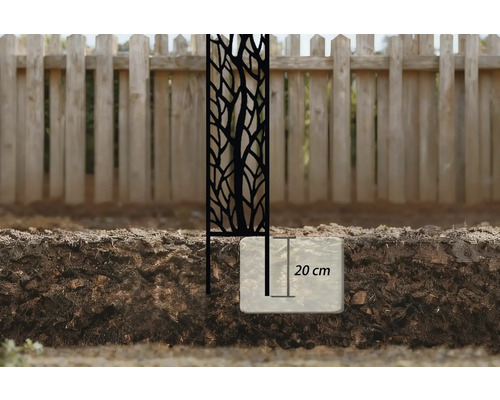 Dekorative Gartenzaunblende aus Metall mit Baummuster, befestigt in einem 20 Zentimeter Betonfundament.