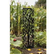 Gartenszene mit Rankhilfe aus Metall und Pflanzenbewuchs