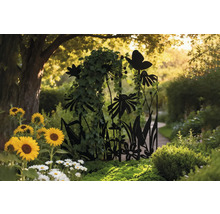 Dekorativer Gartenzaun mit Pflanzen- und Schmetterlingsmotiven in einer Gartenlandschaft.