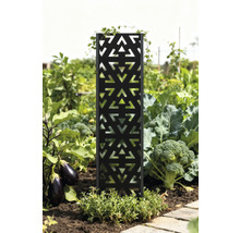 Dekorative Gartenstele mit geometrischem Muster in einem Gemüsebeet.