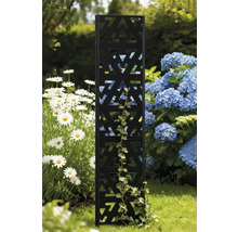 Dekorative Gartensäule mit geometrischem Muster, umgeben von Blumen