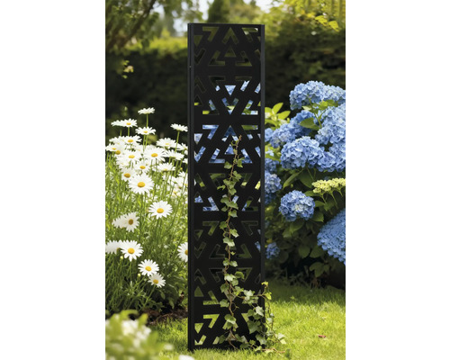 Dekorative Gartensäule mit geometrischem Muster, umgeben von Blumen