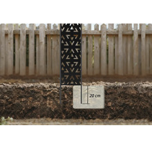 Dekorative Trennwand aus Metall mit Fundament im Garten.