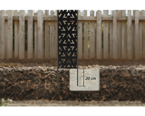 Dekorative Trennwand aus Metall mit Fundament im Garten.