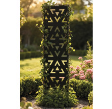 Dekorative Säule mit geometrischem Muster, umrankt von Grünpflanzen im Garten.