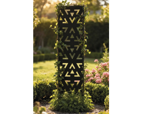 Dekorative Säule mit geometrischem Muster, umrankt von Grünpflanzen im Garten.