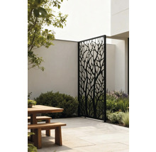 Gartenszene mit Holztisch und dekorativem Sichtschutz aus Metall mit Baumdesign.