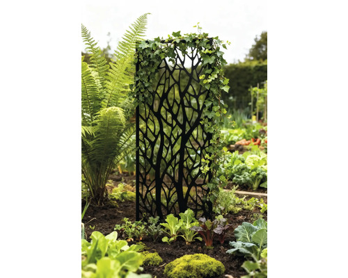 Dekorativer Sichtschutz aus Metall mit Pflanzen im Garten.